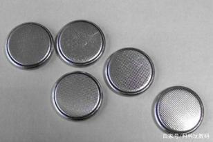 纽扣电池的体形很小,所以会运用于各种微型电子产品中,像一些电子手表
